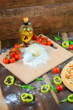 İtalyan pizzası, malzeme, un, yumurta, biber, domates, hamur, yeşillik, ev yapımı..