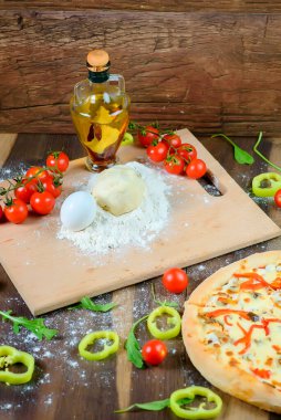 İtalyan pizzası, malzeme, un, yumurta, biber, domates, hamur, yeşillik, ev yapımı..
