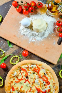 İtalyan pizzası, malzeme, un, yumurta, biber, domates, hamur, yeşillik, ev yapımı..