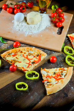 İtalyan pizzası, malzeme, un, yumurta, biber, domates, hamur, yeşillik, ev yapımı..