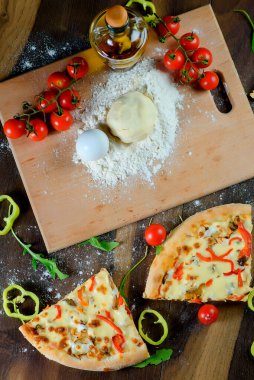 İtalyan pizzası, malzeme, un, yumurta, biber, domates, hamur, yeşillik, ev yapımı..