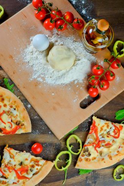 İtalyan pizzası, malzeme, un, yumurta, biber, domates, hamur, yeşillik, ev yapımı..