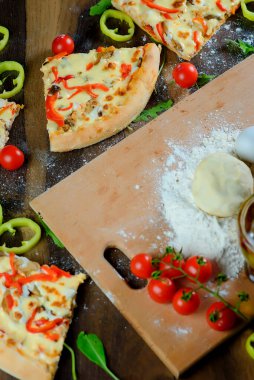 İtalyan pizzası, malzeme, un, yumurta, biber, domates, hamur, yeşillik, ev yapımı..