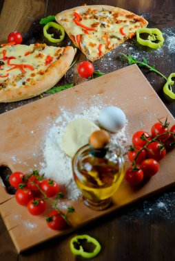 İtalyan pizzası, malzeme, un, yumurta, biber, domates, hamur, yeşillik, ev yapımı..