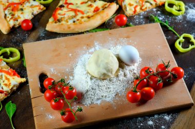 İtalyan pizzası, malzeme, un, yumurta, biber, domates, hamur, yeşillik, ev yapımı..