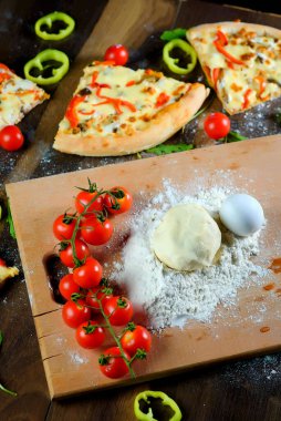 İtalyan pizzası, malzeme, un, yumurta, biber, domates, hamur, yeşillik, ev yapımı..