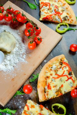 İtalyan pizzası, malzeme, un, yumurta, biber, domates, hamur, yeşillik, ev yapımı..