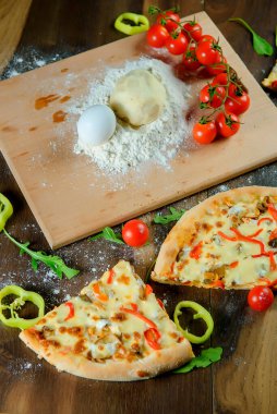 İtalyan pizzası, malzeme, un, yumurta, biber, domates, hamur, yeşillik, ev yapımı..