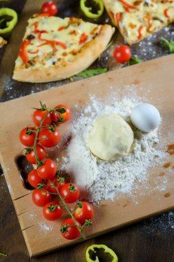 İtalyan pizzası, malzeme, un, yumurta, biber, domates, hamur, yeşillik, ev yapımı..