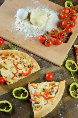 İtalyan pizzası, malzeme, un, yumurta, biber, domates, hamur, yeşillik, ev yapımı..