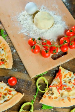 İtalyan pizzası, malzeme, un, yumurta, biber, domates, hamur, yeşillik, ev yapımı..