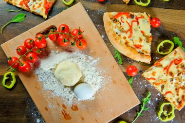İtalyan pizzası, malzeme, un, yumurta, biber, domates, hamur, yeşillik, ev yapımı..