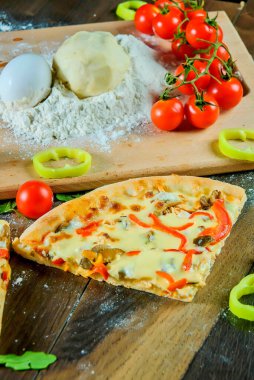 İtalyan pizzası, malzeme, un, yumurta, biber, domates, hamur, yeşillik, ev yapımı..