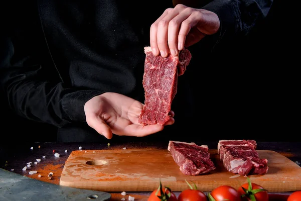 Primo Piano Delle Mani Mans Che Insaporiscono Carne Cruda — Foto Stock