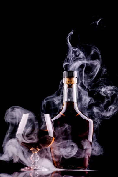 Flasche Und Glas Whiskey Oder Cognac Mit Rauch Auf Dunklem — Stockfoto