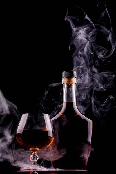 Бутылка Стакан Виски Коньяка Дымом Темном Фоне — стоковое фото