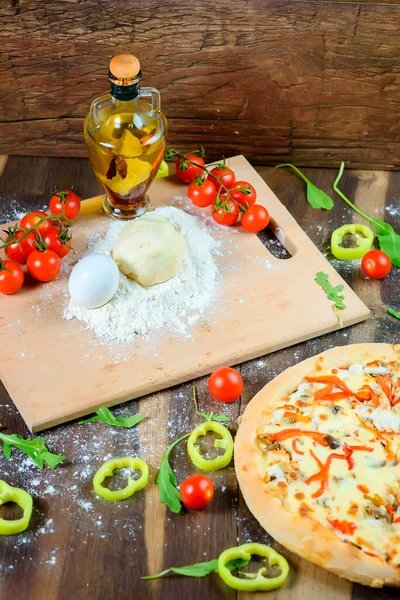Піца Італії Інгредієнтами Борошном Яйцями Перцем Помідорами Тістом Зеленню Домашньою — стокове фото