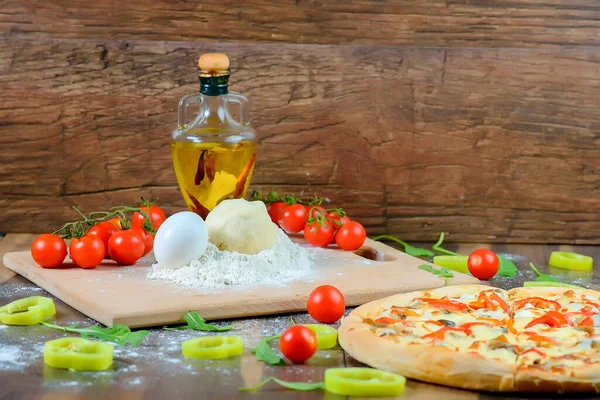 Pizza Italiana Con Ingredienti Farina Uova Peperoni Pomodori Pasta Verdure — Foto Stock