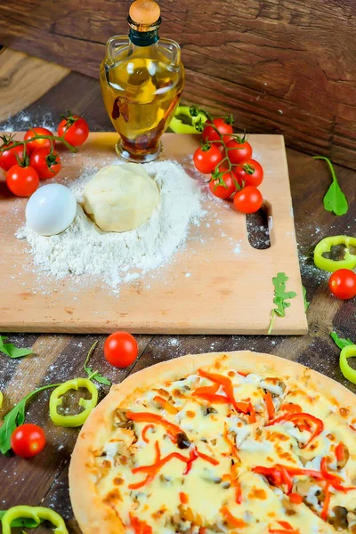 İtalyan pizzası, malzeme, un, yumurta, biber, domates, hamur, yeşillik, ev yapımı..