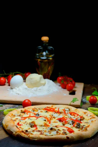 Pizza Italienne Avec Ingrédients Farine Oeufs Poivrons Tomates Pâte Légumes — Photo