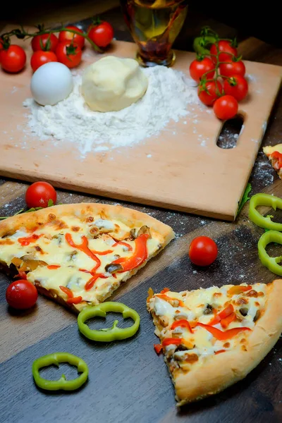 Піца Італії Інгредієнтами Борошном Яйцями Перцем Помідорами Тістом Зеленню Домашньою — стокове фото