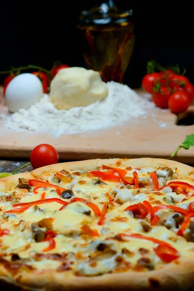 Italienische Pizza Mit Zutaten Mehl Eiern Paprika Tomaten Teig Gemüse — Stockfoto