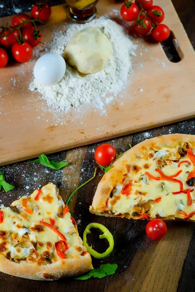 Pizza Italiana Con Ingredienti Farina Uova Peperoni Pomodori Pasta Verdure — Foto Stock