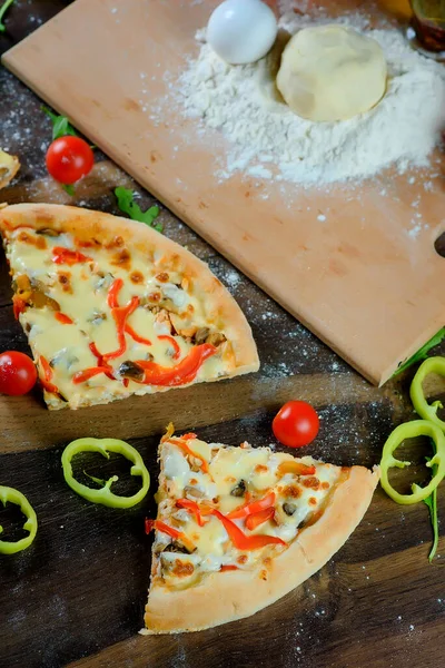 Pizza Italiana Con Ingredienti Farina Uova Peperoni Pomodori Pasta Verdure — Foto Stock