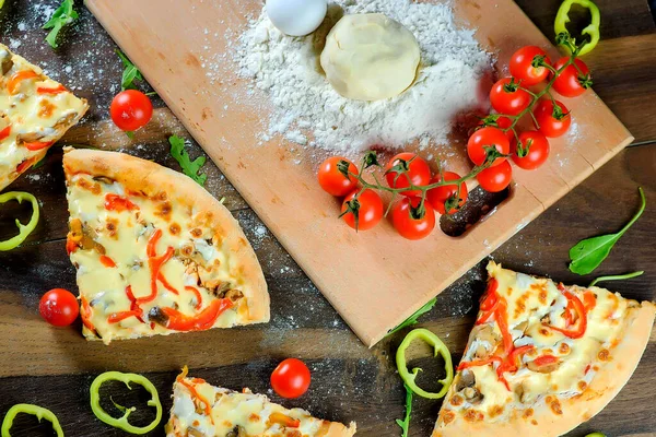 Pizza Italiana Con Ingredienti Farina Uova Peperoni Pomodori Pasta Verdure — Foto Stock