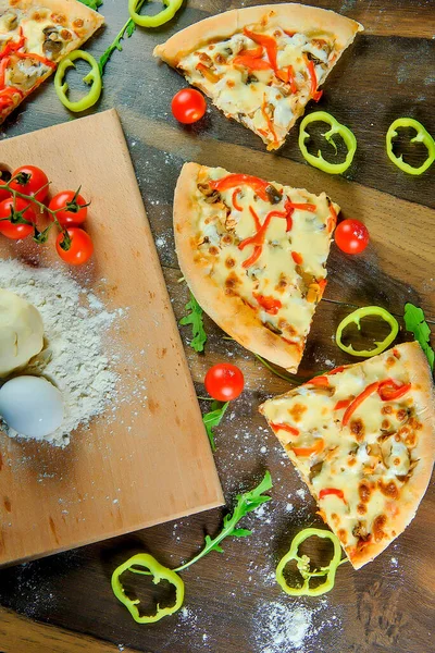 Pizza Italiana Con Ingredienti Farina Uova Peperoni Pomodori Pasta Verdure — Foto Stock