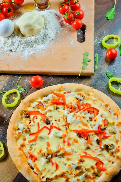 Pizza Italiana Con Ingredienti Farina Uova Peperoni Pomodori Pasta Verdure — Foto Stock