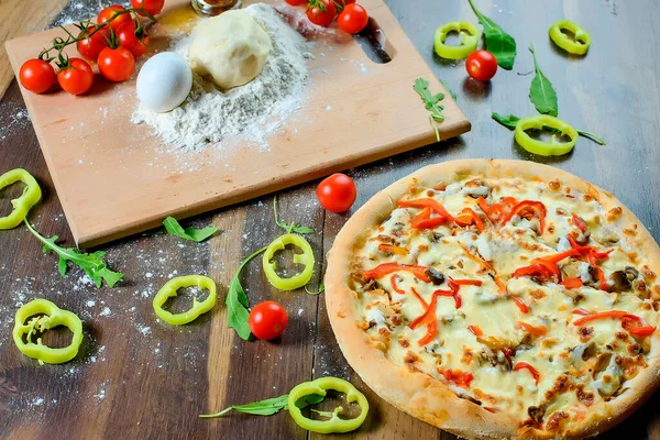Pizza Italiana Con Ingredienti Farina Uova Peperoni Pomodori Pasta Verdure — Foto Stock