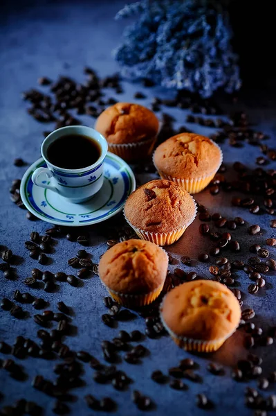 Coffe Cup Beans Andmuffins Black Background — Stock Photo, Image