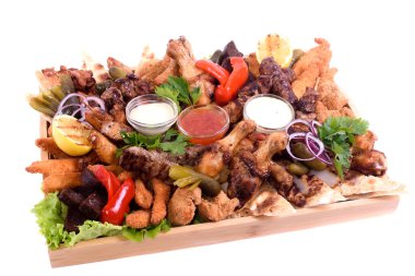 Ahşap bir tahtada ızgara sosis. Farklı türde sosisler, et, ızgara sebzeler ve ahşap bir tabakta farklı soslar. Restoranlar, barbeküler için kullanılacak..