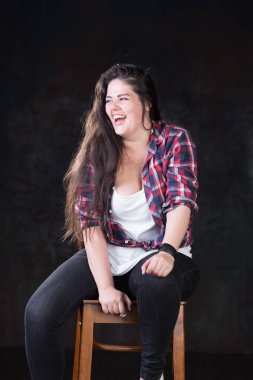 Sıradan bir outf bir karanlık uzun saçlı güzel artı boyutu modeli