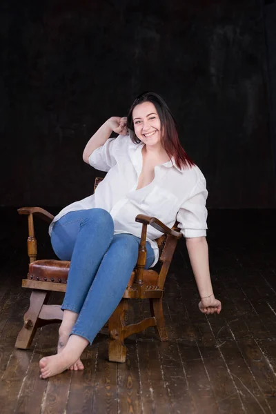 Hermosa mujer de pelo castaño blanco con el color en los extremos rojos, wea — Foto de Stock