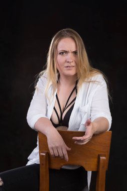 İç çamaşırı üzerinde ortaya koymaktadır açılarak Beyaz gömlekli sarışın kadın 