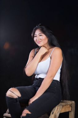 Güzel curvy kız siyah saçlı ve neşeli kişiliği ile