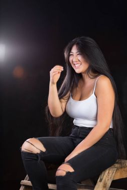 Çarpıcı boyutu kırmızı kafa, uzun güzel saç, kocaman bir gülümseme