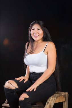 Güzel curvy kız siyah saçlı ve neşeli kişiliği ile. 