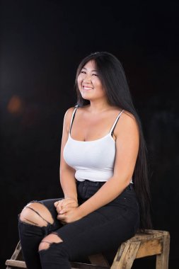 Güzel curvy kız siyah saçlı ve neşeli kişiliği ile. 