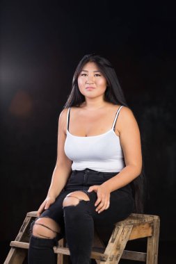 Güzel curvy kız siyah saçlı ve neşeli kişiliği ile. 
