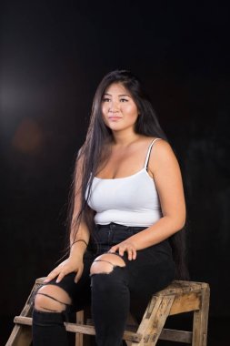 Güzel curvy kız siyah saçlı ve neşeli kişiliği ile. 