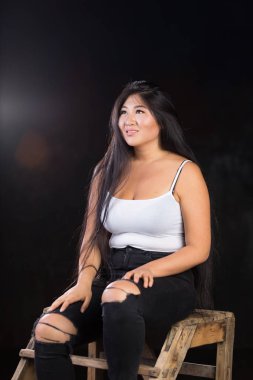 Güzel curvy kız siyah saçlı ve neşeli kişiliği ile. 