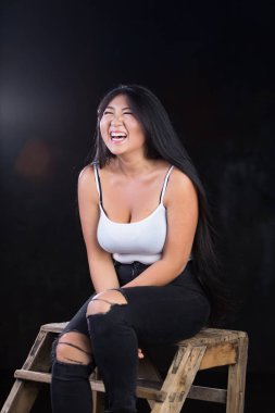 Güzel curvy kız siyah saçlı ve neşeli kişiliği ile. 