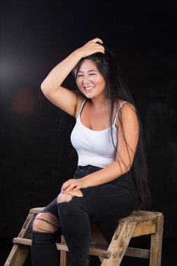 Güzel curvy kız siyah saçlı ve neşeli kişiliği ile. 