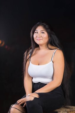 Güzel curvy kız siyah saçlı ve neşeli kişiliği ile. 
