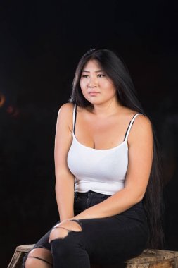 Güzel curvy kız siyah saçlı ve neşeli kişiliği ile