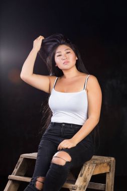 Güzel curvy kız siyah saçlı ve neşeli kişiliği ile