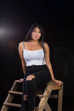 Güzel curvy kız siyah saçlı ve neşeli kişiliği ile